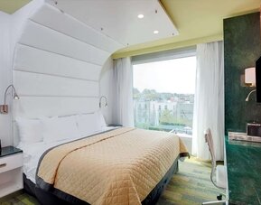 King bed at Wyndham Garden Brooklyn Sunset Park.