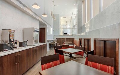 Dining area at Comfort Inn Prospect Park-Brooklyn.