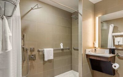 Private guest bathroom with combined shower and tub at Comfort Inn Prospect Park-Brooklyn.