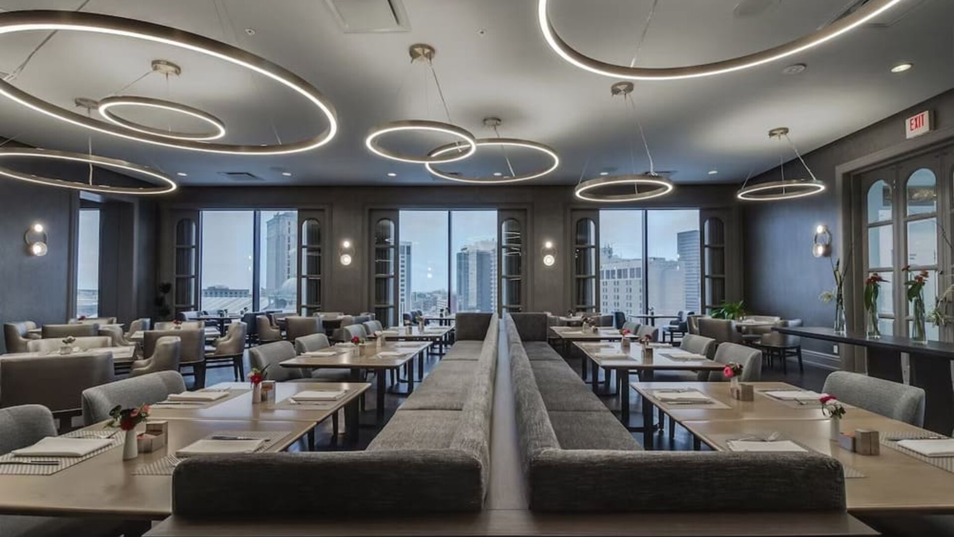 Dining area perfect for coworking at The Westin New Orleans.