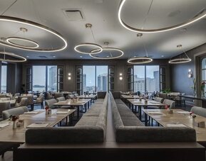 Dining area perfect for coworking at The Westin New Orleans.