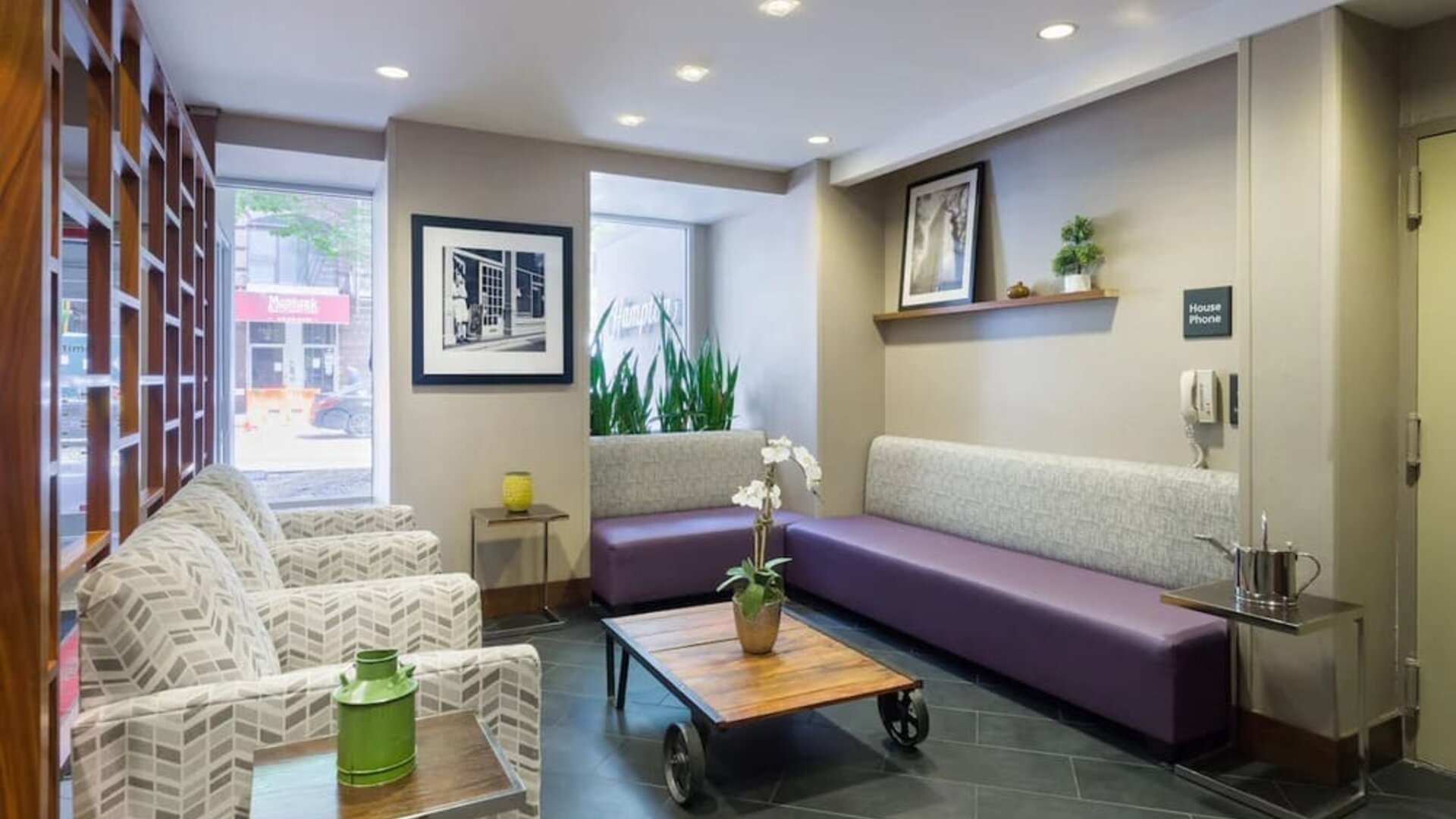 Lounge seating at Hampton Inn Manhattan Chelsea.