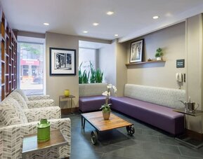 Lounge seating at Hampton Inn Manhattan Chelsea.