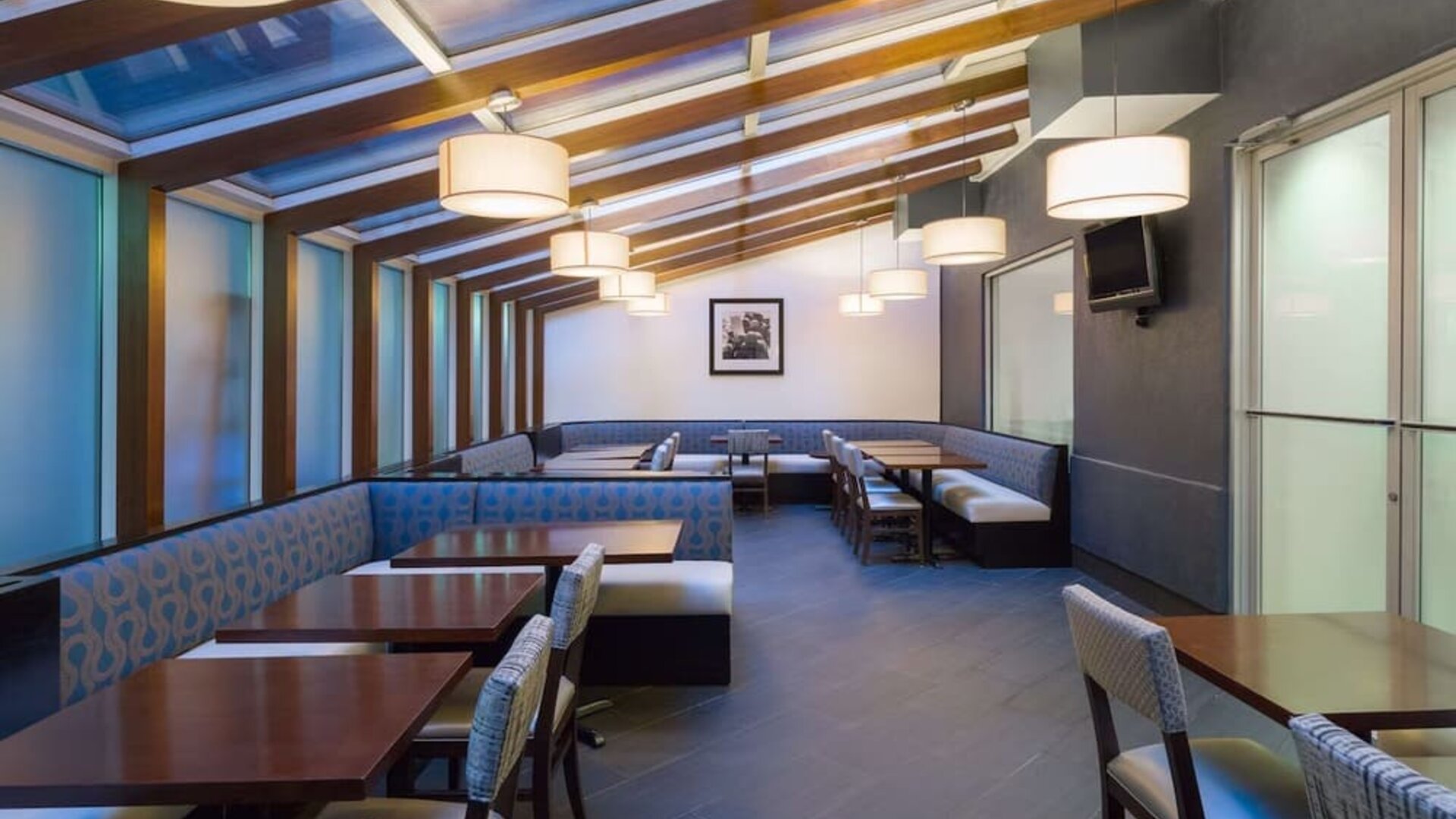 Dining area with comfortable seating at Hampton Inn Manhattan Chelsea.