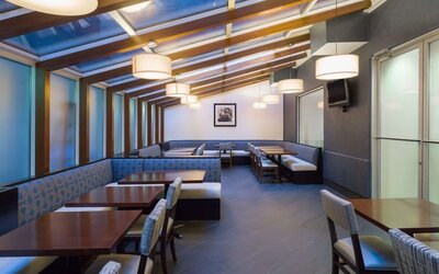 Dining area with comfortable seating at Hampton Inn Manhattan Chelsea.