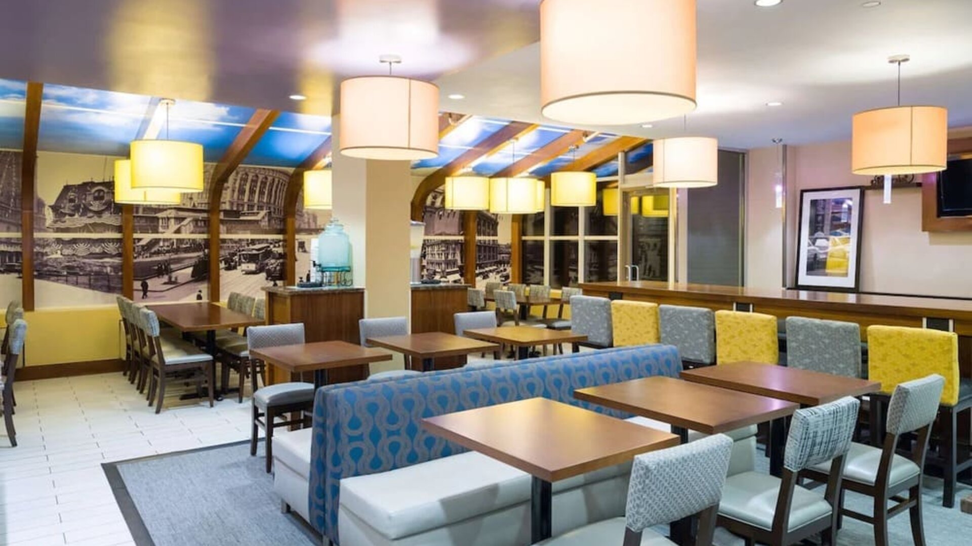 Dining area at Hampton Inn Manhattan - Madison Square Garden.