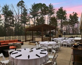 Courtyard suitable as workspace at Embassy Suites By Hilton Charlotte-Concord-Golf Resort & Spa.
