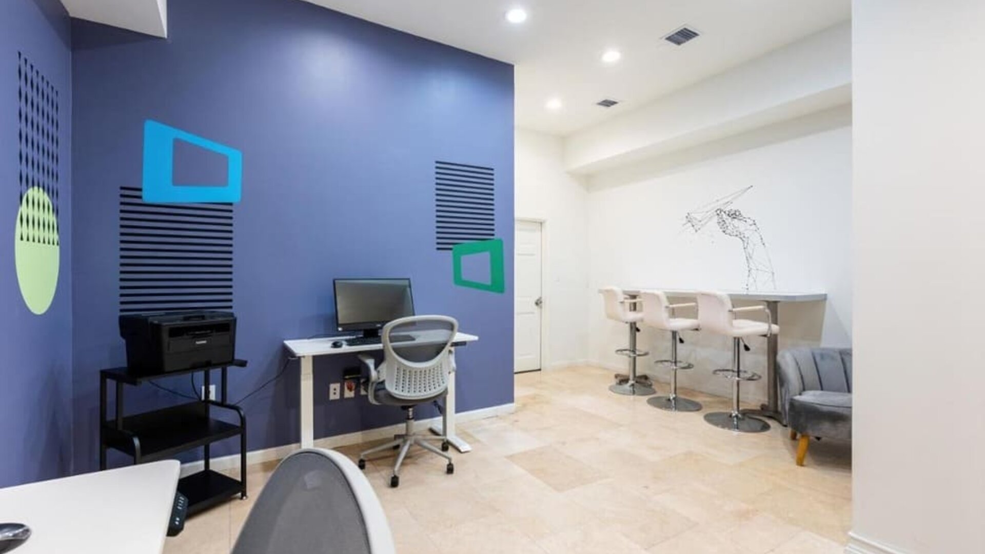 Business center with computers, printer and ergonomic chairs at Regency Miami Airport By Sonesta.
