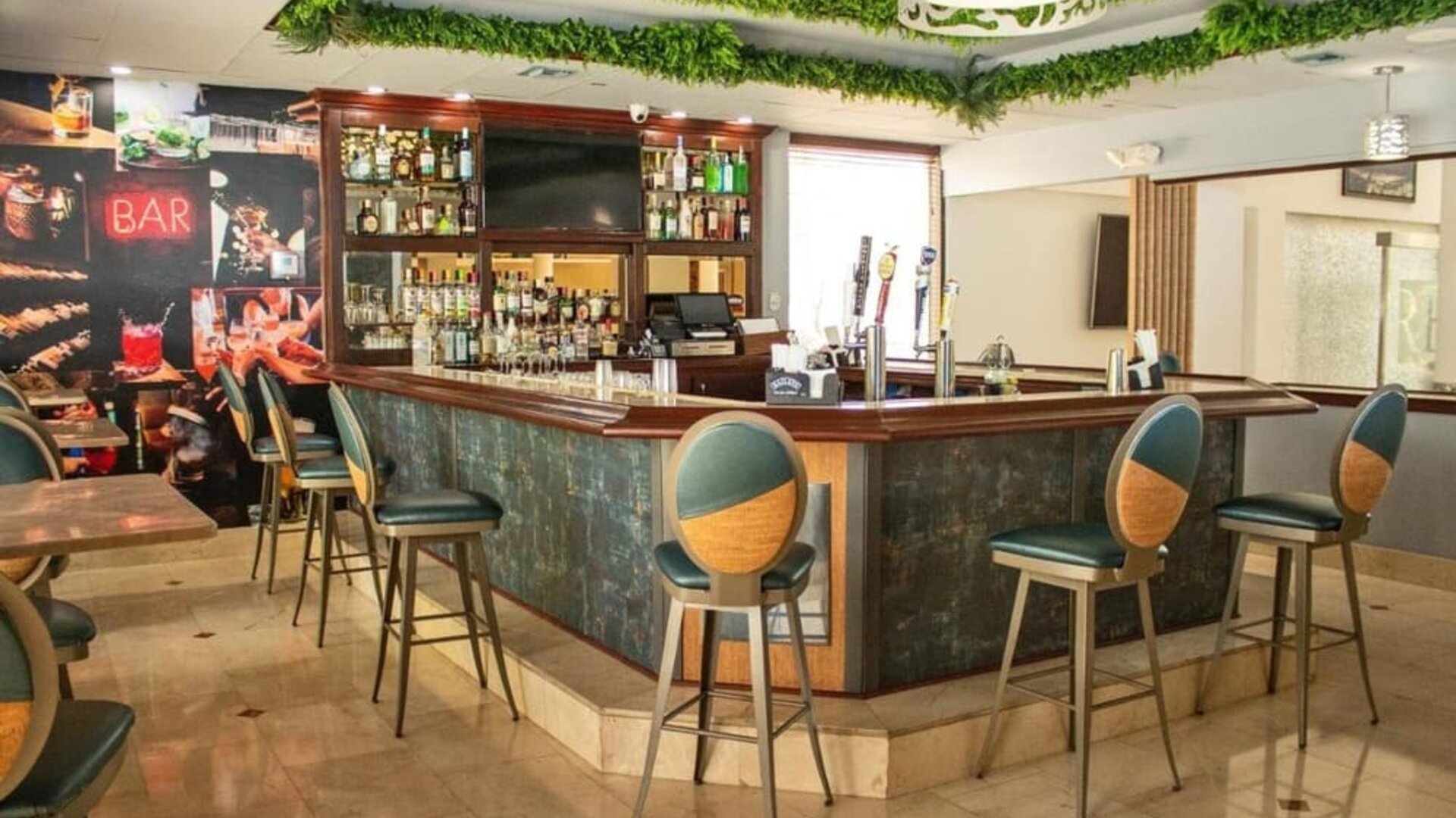 On-site bar at Regency Miami Airport By Sonesta.