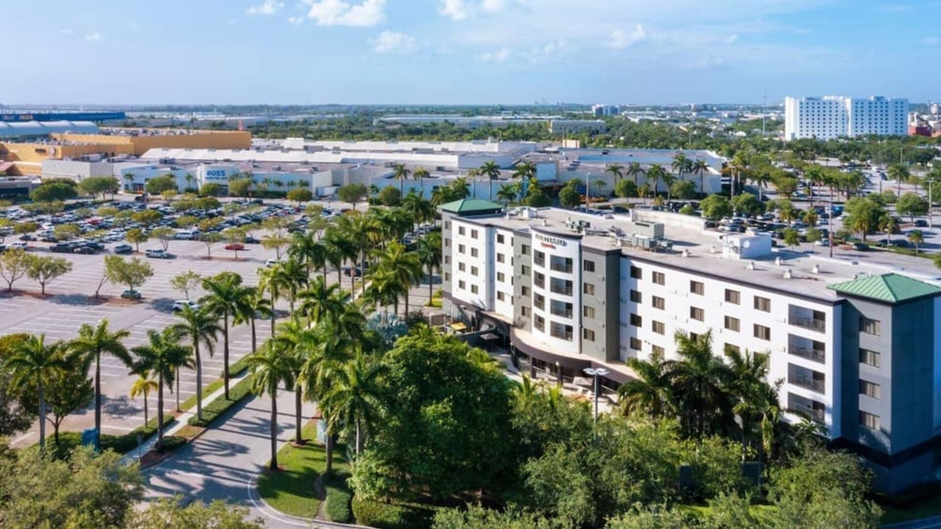 Exterior view and parking area at Courtyard Miami Dolphin Mall.
