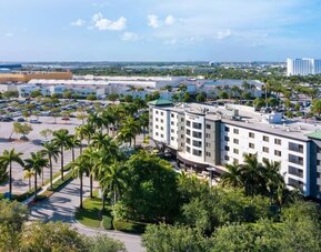 Exterior view and parking area at Courtyard Miami Dolphin Mall.