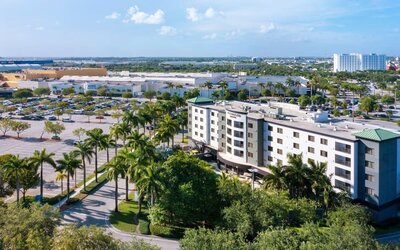 Exterior view and parking area at Courtyard Miami Dolphin Mall.
