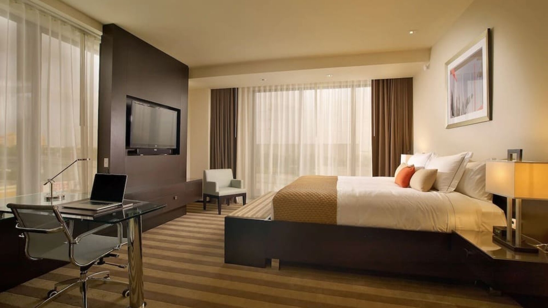 King room with work desk and private bathroom at EB Hotel Miami.