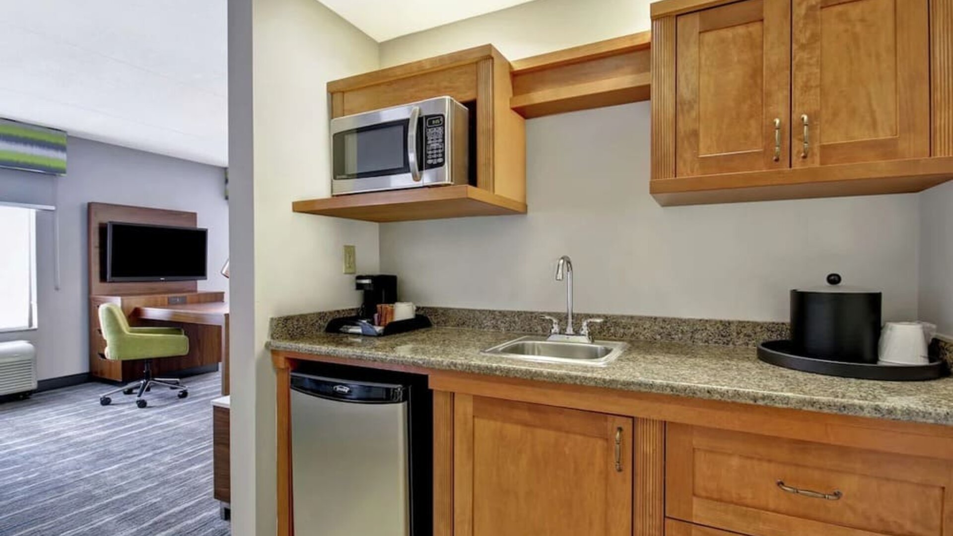 King room at Hampton Inn And Suites Guelph.