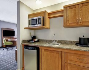 King room at Hampton Inn And Suites Guelph.