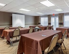 Meeting room at Comfort Inn & Suites Geneva - West Chicago.