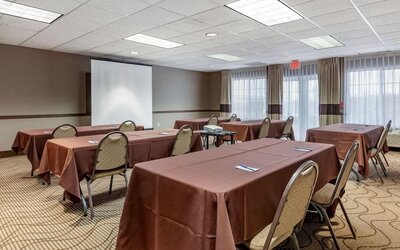 Meeting room at Comfort Inn & Suites Geneva - West Chicago.