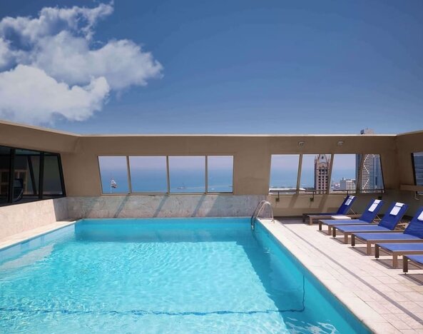 Outdoor pool at Homewood Suites By Hilton Chicago Downtown/Magnificent Mile.