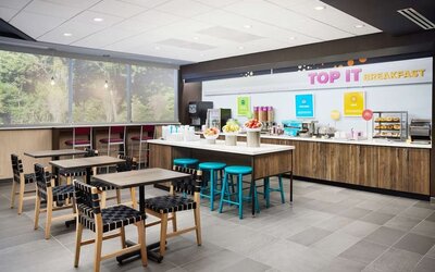 Dining room at Tru By Hilton Atlanta Northlake Parkway.