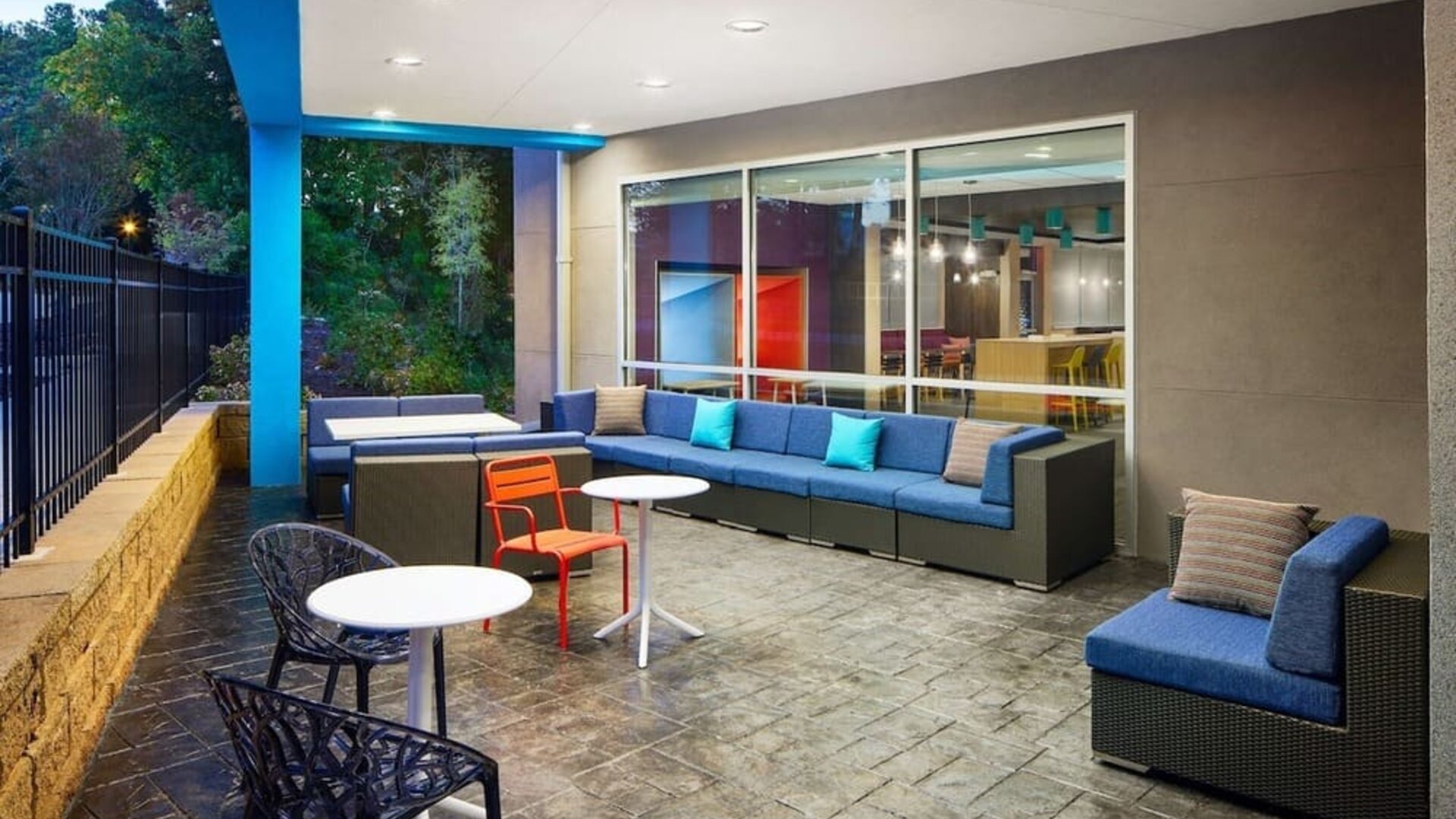 Coworking lounge at Tru By Hilton Atlanta Northlake Parkway.