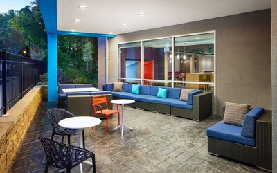 Coworking lounge at Tru By Hilton Atlanta Northlake Parkway.