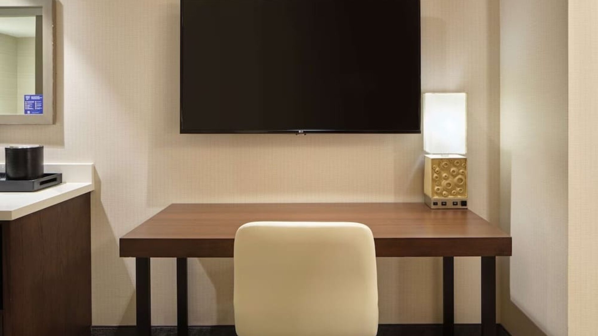 Work space at Embassy Suites By Hilton Oahu Kapolei.