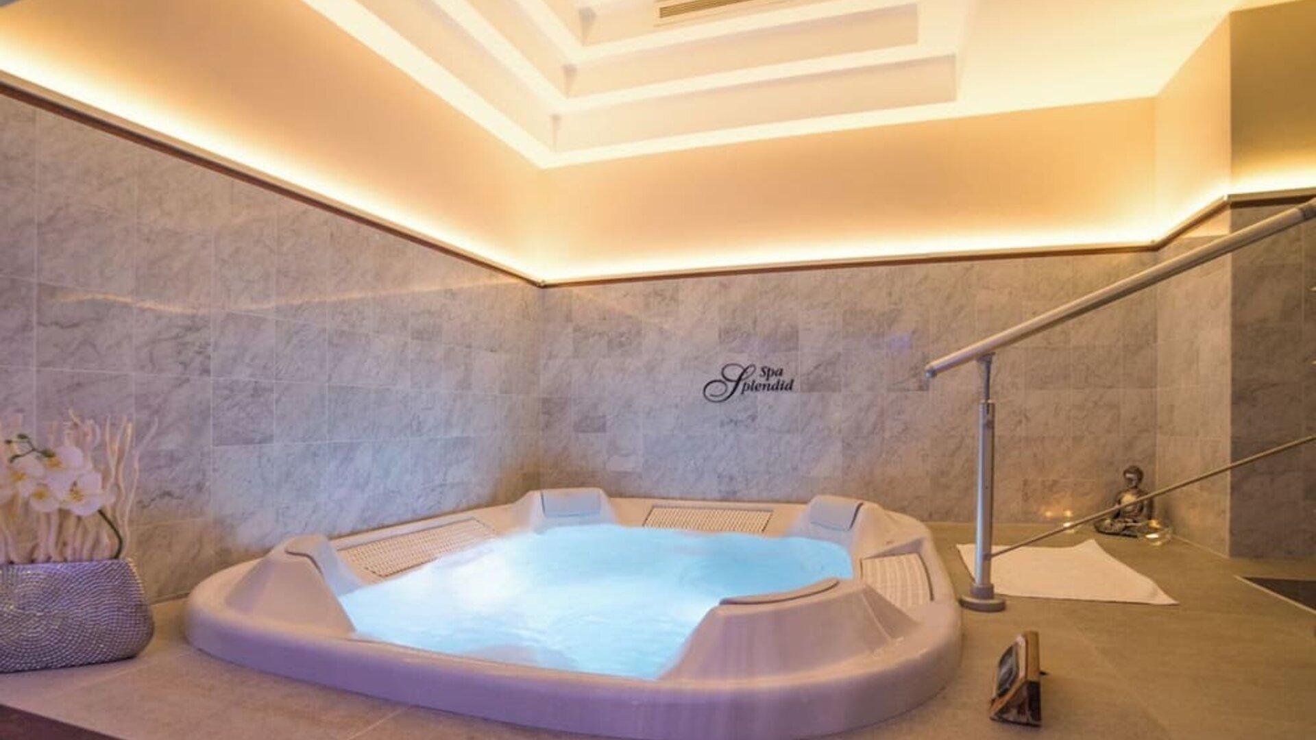 Whirlpool available at Splendid Hotel & Spa Nice.