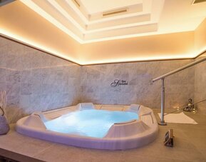 Whirlpool available at Splendid Hotel & Spa Nice.