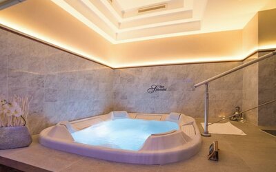 Whirlpool available at Splendid Hotel & Spa Nice.
