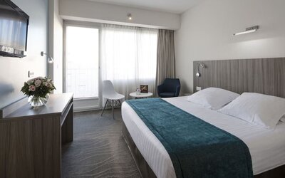 Day use room with natural light at Splendid Hotel & Spa Nice.