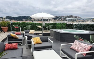 Jacuzzi tub and coworking space in rooftop of Splendid Hotel & Spa Nice.