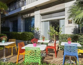 Alfresco dining perfect for coworking at Splendid Hotel & Spa Nice.