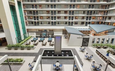 Dining area, workspace and lounge at Embassy Suites By Hilton Miami - International Airport.