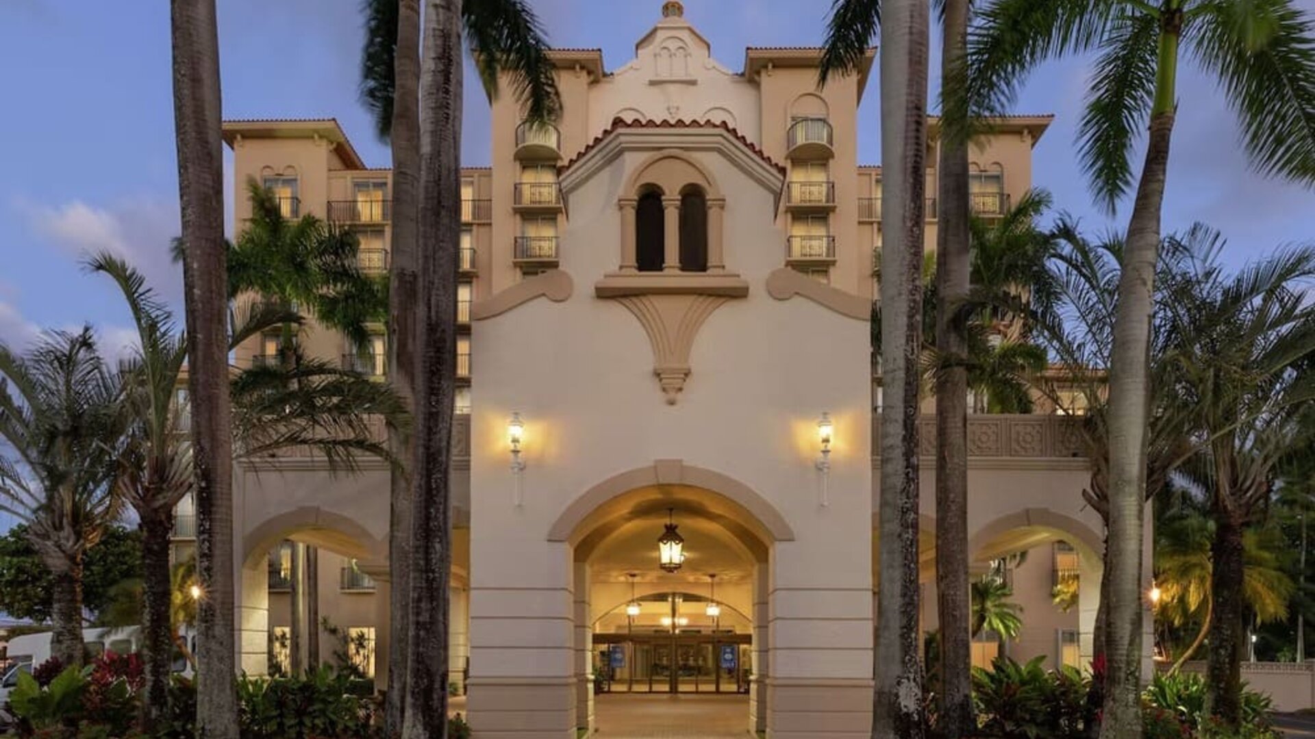 Entrance at Embassy Suites By Hilton Miami - International Airport.