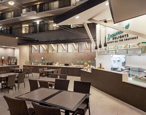Dining area at Embassy Suites By Hilton Miami - International Airport.