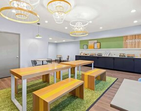 Dining area perfect for coworking at Spark By Hilton Fountain Hills Scottsdale.