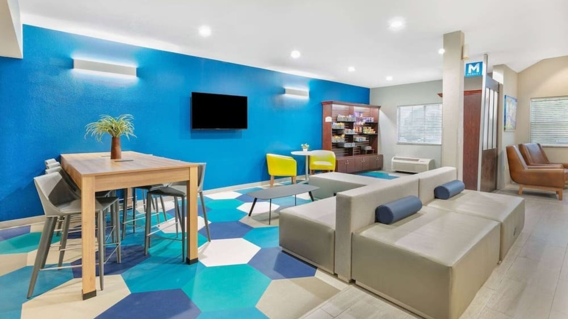 Lounge at Microtel Inn And Suites By Wyndham Austin Airport.