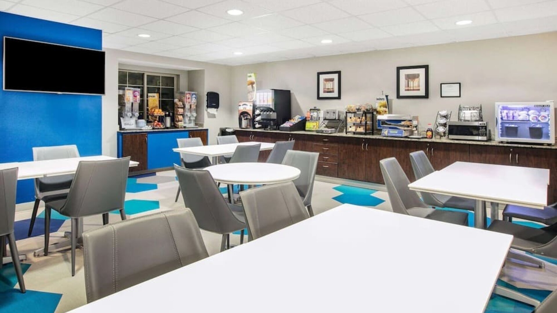 Dining room at Microtel Inn And Suites By Wyndham Austin Airport.