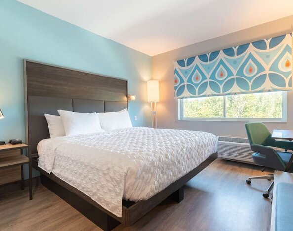 Day use room with TV and work desk at Tru By Hilton Eugene.