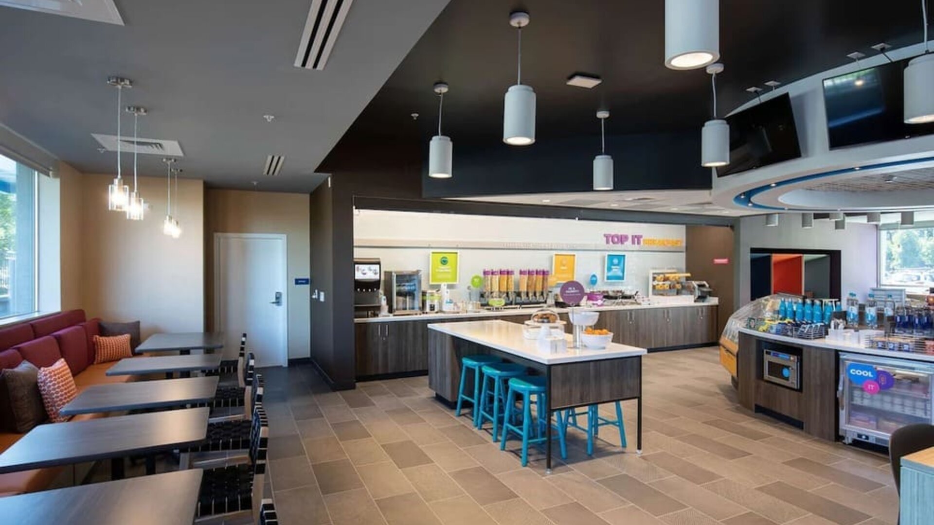 Dining area at Tru By Hilton Eugene.