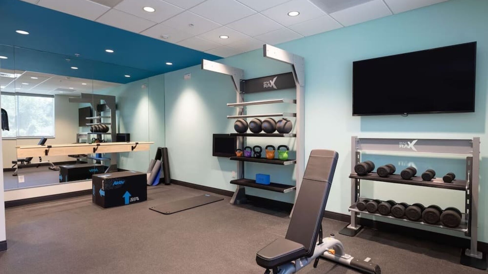 Fitness center at Tru By Hilton Eugene.