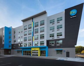 Parking available at Tru By Hilton Eugene.