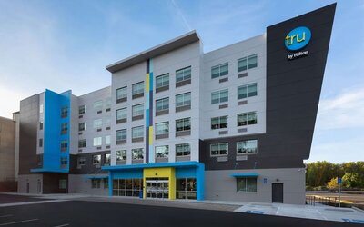 Parking available at Tru By Hilton Eugene.