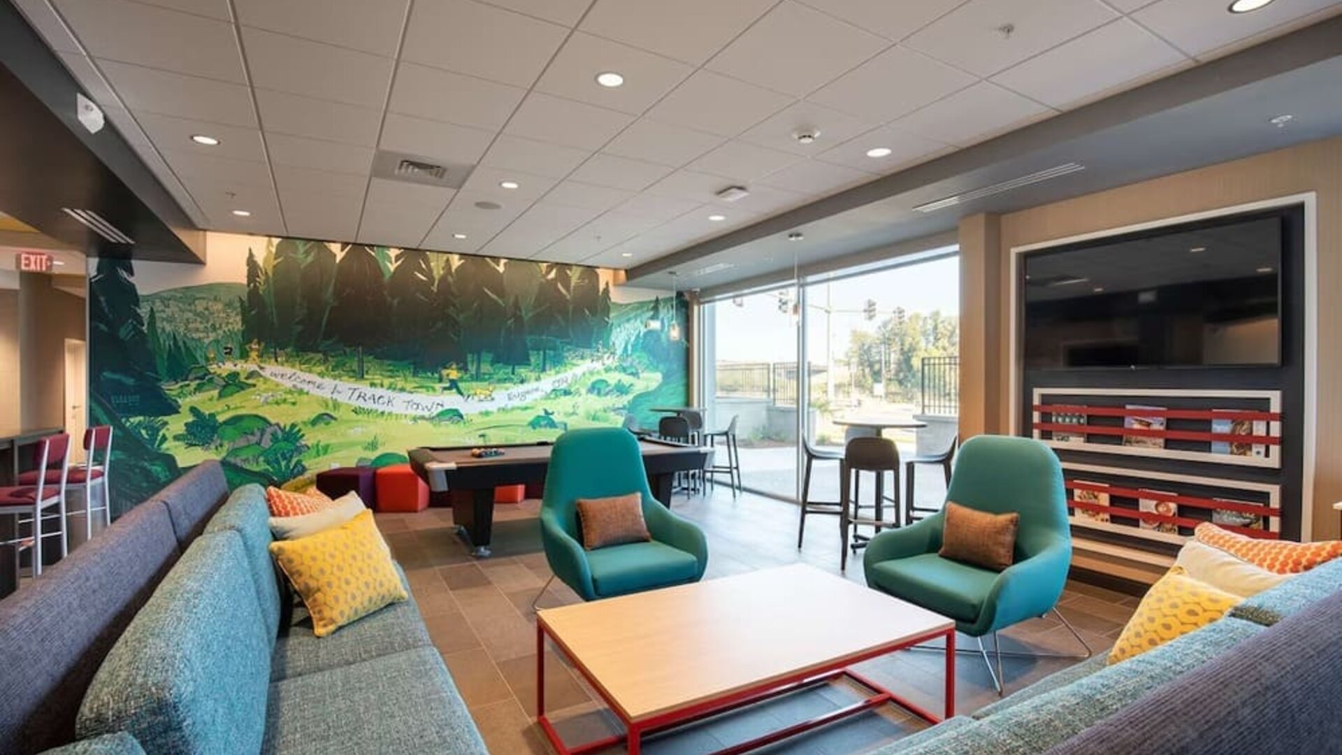 Lounge area at Tru By Hilton Eugene.