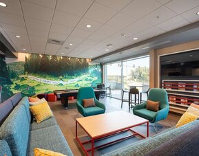 Lounge area at Tru By Hilton Eugene.
