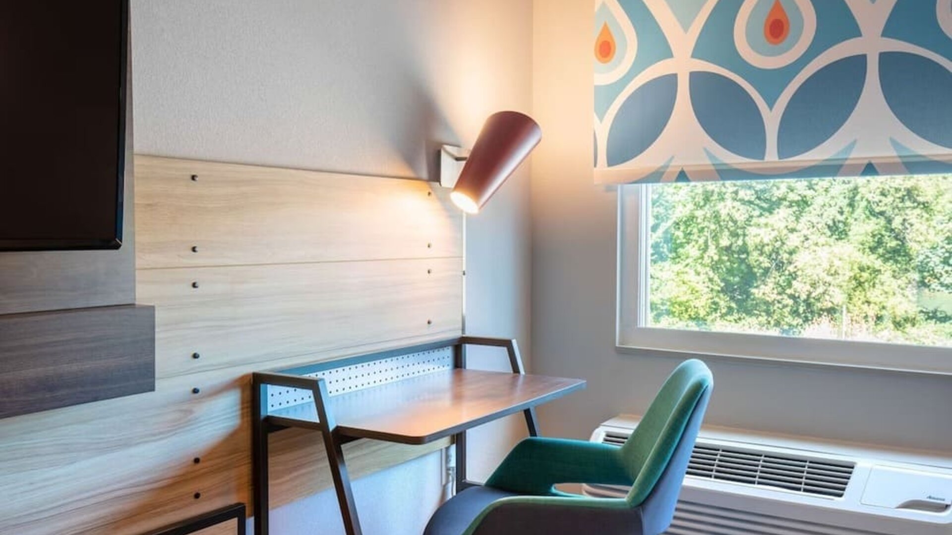 Work desk at Tru By Hilton Eugene.