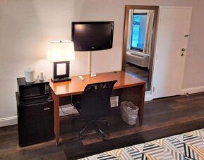 Day use room amenities at Studio 6 Baltimore West - Catonsville.