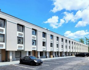 Parking area at Studio 6 Baltimore West - Catonsville.