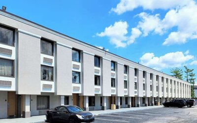 Parking area at Studio 6 Baltimore West - Catonsville.