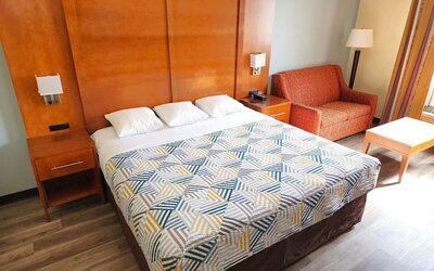 Day use room with sofa and natural light at Studio 6 Baltimore West - Catonsville.